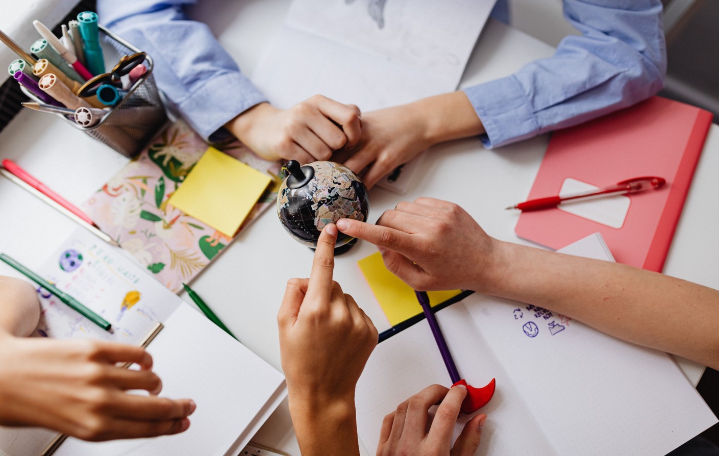 pessoas em torno de uma mesa a colaborar